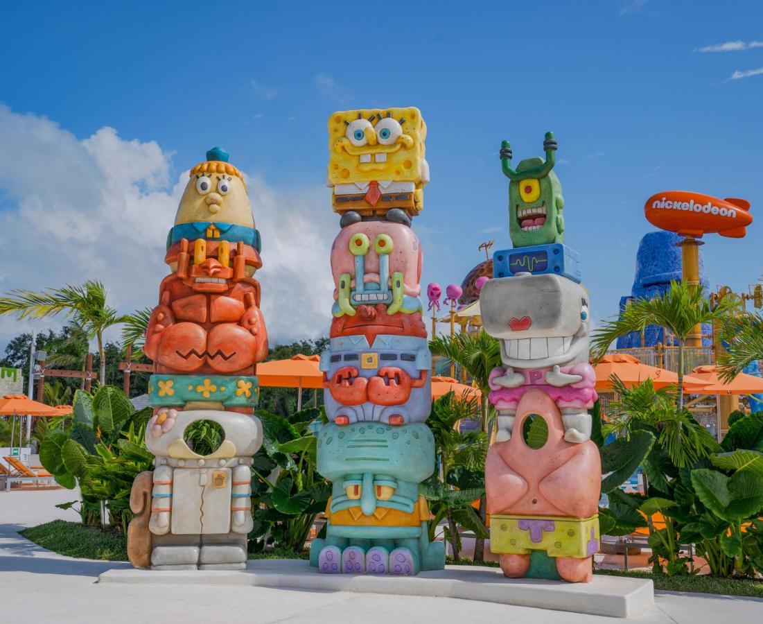 Nickelodeon Hotels & Resorts Riviera Maya Puerto Morelos Exterior foto Totems of SpongeBob SquarePants, Patrick Star, Squidward Tentacles, Plankton, and Sandy Cheeks at Nickelodeon Universe