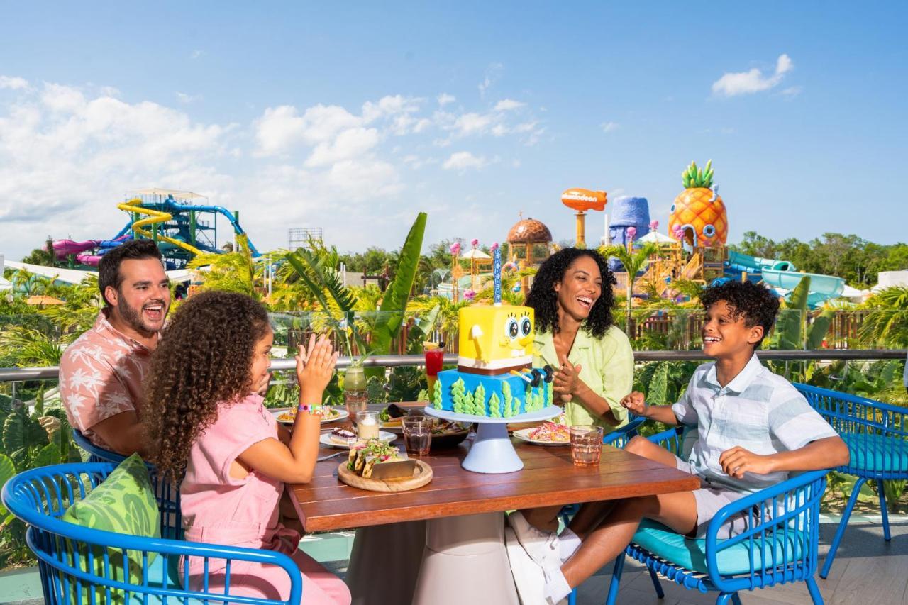 Nickelodeon Hotels & Resorts Riviera Maya Puerto Morelos Exterior foto A family celebrating a birthday at the park