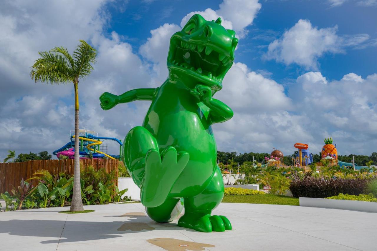 Nickelodeon Hotels & Resorts Riviera Maya Puerto Morelos Exterior foto Gummy at the entrance of the park